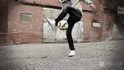 英超-1415赛季-范佩西父子温情短片 街头教爱子踢足球耐心细致-新闻
