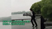 纵享“丝滑”引爆笑！男子模仿迈克尔杰克逊跳太空舞步滑入西湖