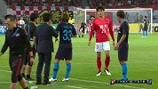 搞笑！卡纳瓦罗场边提裤子 朴志洙硬塞水给边裁“送礼”
