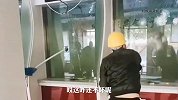 银行玻璃太结实砸不坏！