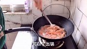 一桌子菜都是小孩爱吃的有红烧鱿鱼水煮虾