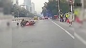 监控下的倒霉瞬间，今天功德又笑没了