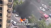 福建一新能源汽车起火引燃旁车，火势扑灭后只余烧焦车架