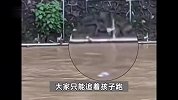 男童穿尿不湿落水被人用渔网捞回，医生称情况危重，家属将其从医院抱走
