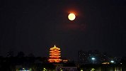 惊艳！超级月亮现身天际，与黄鹤楼同框
