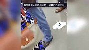 女子地铁门口堵通道，男子为防被门夹推了女子，反被竖中指骂人渣