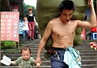 重庆棒棒十年扛货4万包，扛出房子60平米，最沉背过235公斤