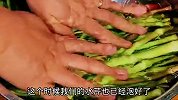 炒水芹时，切记不要直接下锅炒，多加2步，脆嫩爽口，营养又解馋
