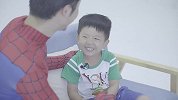 老爹假扮蜘蛛侠，结果被萌娃暖哭