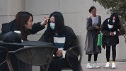 看到女生因痛经蹲在路边，有小姐姐毫不犹豫将她背起