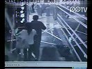 监拍重伤男子倒地死亡 全程无人敢扶