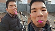 脑瘫小伙把纸咬进嘴里，3分半钟就折出一个纸船，获世界纪录