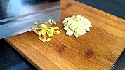 甜椒回锅肉这样做咸香入味，用五花肉炒出来肥而不腻，解馋又下饭