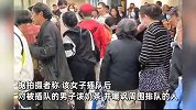 女子医院插队引不满，大爷劝说不听反遭辱骂，暴怒下一巴掌扇过去