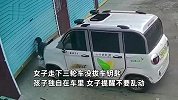 女子下车没拔钥匙，孩子误拧油门撞着女子冲进车库，惊险瞬间曝光