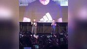为日本队打Call！贝克汉姆亮相东京引发球迷热潮