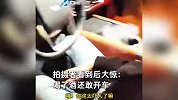 男子醉酒开车高速酣睡拦路，交警摇都摇不醒，男子：我是自动驾驶
