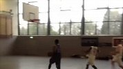 街球-14年-德国逆天少年隔人打板空接 扣翻对手十分猖狂-专题