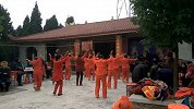 山上一座破庙前 大妈们跳起了广场舞 歌词亮瞎