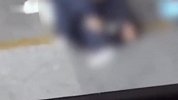 男子深夜当街殴打妻子，热心女子隔空大声喝止，妇联：二人已和解