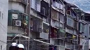 上海一60多岁女子扫地踩穿楼板，掉到楼下邻居家，厨房地面留下一个大洞