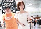 张嘉倪机场大秀美照超养眼，剪学生短发穿小白裙仿佛美回20岁