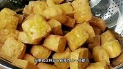 豆腐里浇一碗秘制料汁，变成又臭又香的“臭豆腐”，真是太厉害