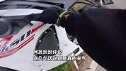 男子开车压实线拐弯发生事故，下车后先反咬一口，网友直呼真来气