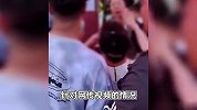 网传女子被指插队发飙，当事人回应排错通道平移插队，景区：有排队标识