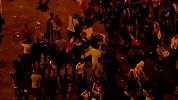 法国球迷疯狂庆祝变骚乱 警方用催泪瓦斯驱散人群