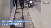 辅警破窗救被困婴儿，手臂被划伤多处