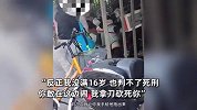 女子小区公共车棚停车遭男孩打骂：全程持棍威胁，打砸车辆满口脏话