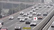 男子因科二没过破防大哭，下车猛踹围栏打狗泄愤，教练：以后上路要情绪稳定
