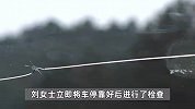 跟车过杆遭“当头一棒”！挡风玻璃出现裂痕，女车主讨说法：物业反要我赔钱