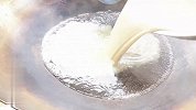 夏天吃上这么一碗“红薯凉粉”解暑又解馋关键是红薯淀粉和水比例