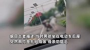 男孩当街对母亲拳脚相加，路人看不惯劝阻，目击者：他妈妈还在笑