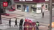 现场直击！春熙路一男子持刀毁坏财物，民警开枪击伤后控制