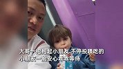 大哥游乐园“捡”到外籍男孩，抱起后一顿投喂，小朋友安心乖乖等