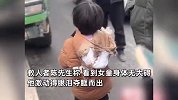 女童被渣土车卷入车底拖行一公里，路人狂奔喊停女童奇迹获救：我眼泪都掉下来了