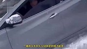 因暴雪滞留高速亲历者发声：大家互相推车，有人徒步去村庄购买食物