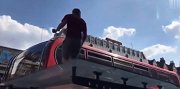 乐极生悲英格兰一片混乱 球迷街头躁动脚踩大巴