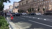 大片既视感！警方护送贵宾戒备森严 奔驰警车炫酷亮眼