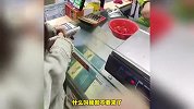 女生在超市买到发霉草莓，要求商家退款被拒，商家：你以后别来了