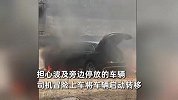 杂草起火引燃奥迪 ，司机将车转移后起火爆炸，群众大喊“下车”