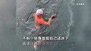 南方男子挑战冰下游泳，憋气潜泳轻松应对，下秒转身后瞬间慌了