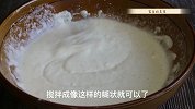 把莲藕放锅里一炸，太厉害了，大厨的拿手绝活，真的是高手在民间