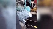 男子维修铆钉枪意外被击中，店主：30多岁的装修工人，射中左胸口倒地不起