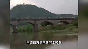 湖南平江一船只翻船致6死！村干部：坐塑船过河挖竹笋，河中翻船
