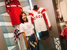 PP体育前方直击：美女记者逛复古球衣店看克汉姆巴乔原味球衣
