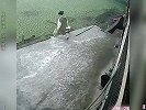 监控下的倒霉瞬间